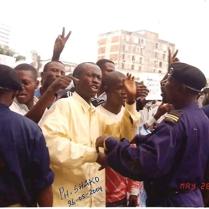Augustin Kabuya recadre  policier lors d'une activité de l'UDPS, en 2004