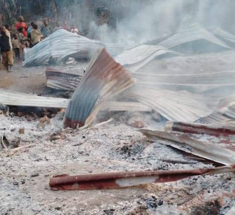 Des maisons incendiées par le M23-AFC à Tongo dans le territoire de Rutshuru [photo d’illustration]
