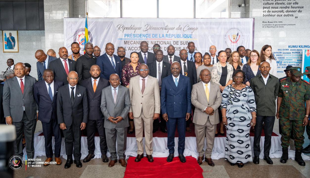 Le ministre de la Communication et Médias, Porte-parole du Gouvernement, Patrick Muyaya Katembwe (deuxième de droite à gauche)