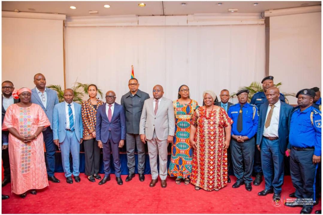 Le VPM Shabani au milieu, avec les députés et sénateurs membres des commissions défense et sécurité de deux chambres du parlement ainsi que quelques autorités de la PNC