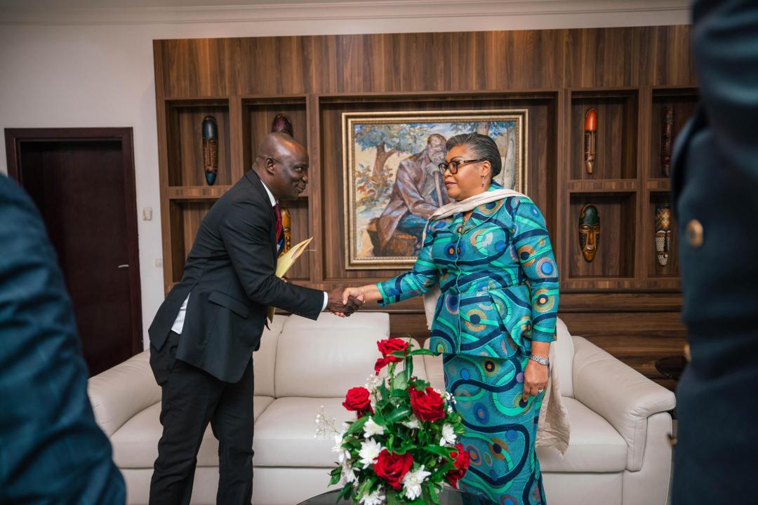 Poignée de main entre la Première Ministre Judith Suminwa et Armand Osase, le Président de l'intersyndicale de l'ONATRA