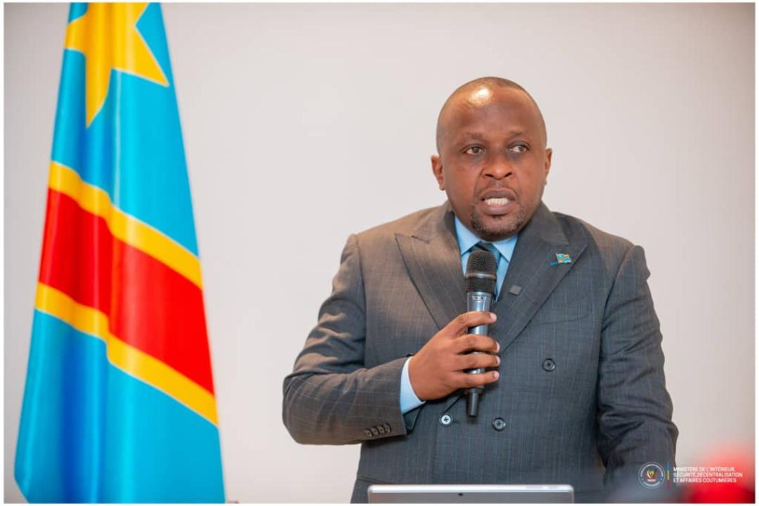 Le VPM Jacquemain Shabani lance, à Kinshasa, la table ronde sur le Plan national 2024-2028 contre la prolifération des armes légères