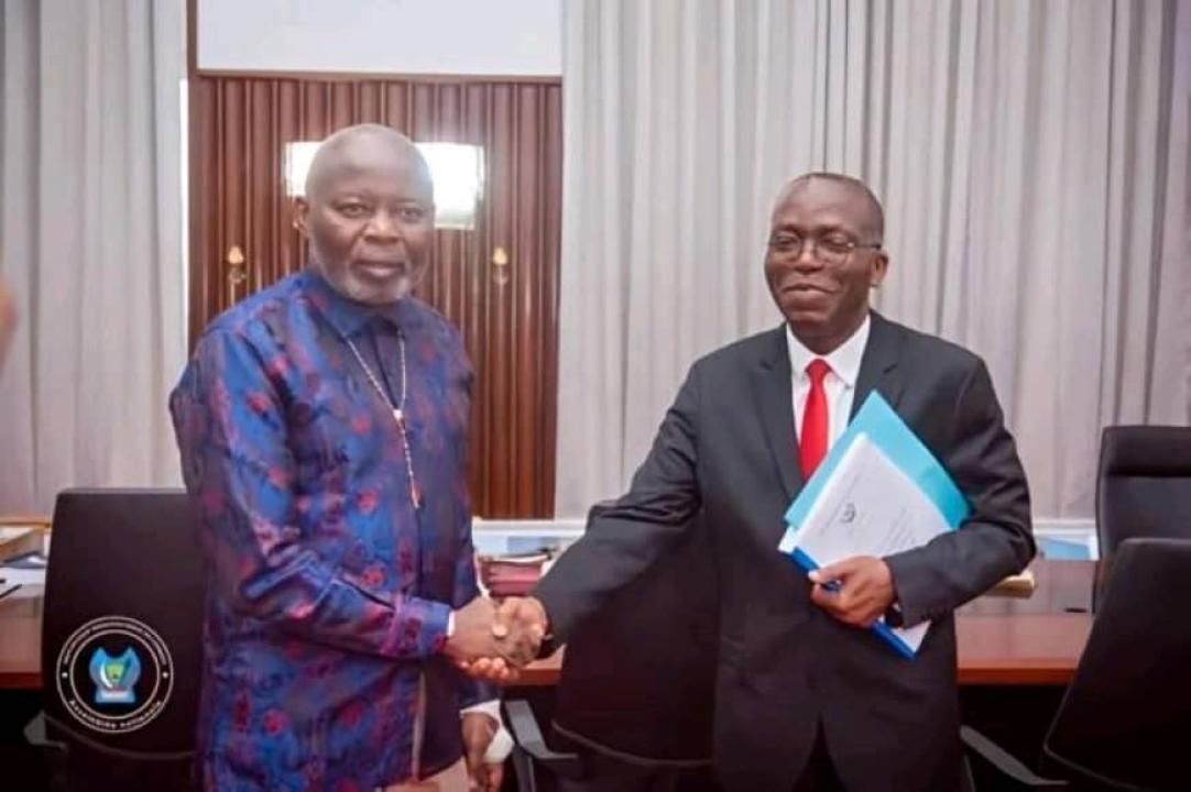 Poignée de main entre Vital Kamerhe, président de l’Assemblée nationale et Matata Ponyo, ancien premier ministre, aussi député national