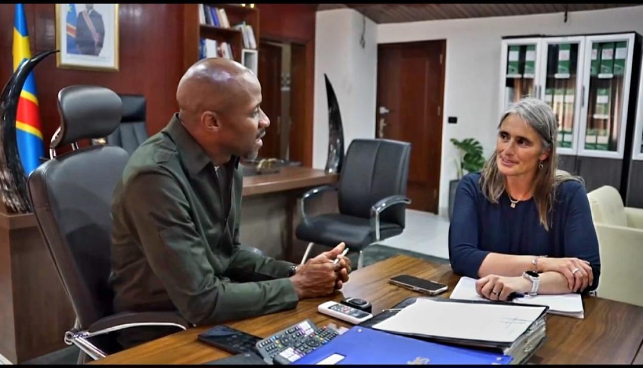 Le ministre Patrick Muyaya et Marlene Urscheler de l’ONU échangent sur l’enquête des violations des droits humains au Nord et Sud-Kivu