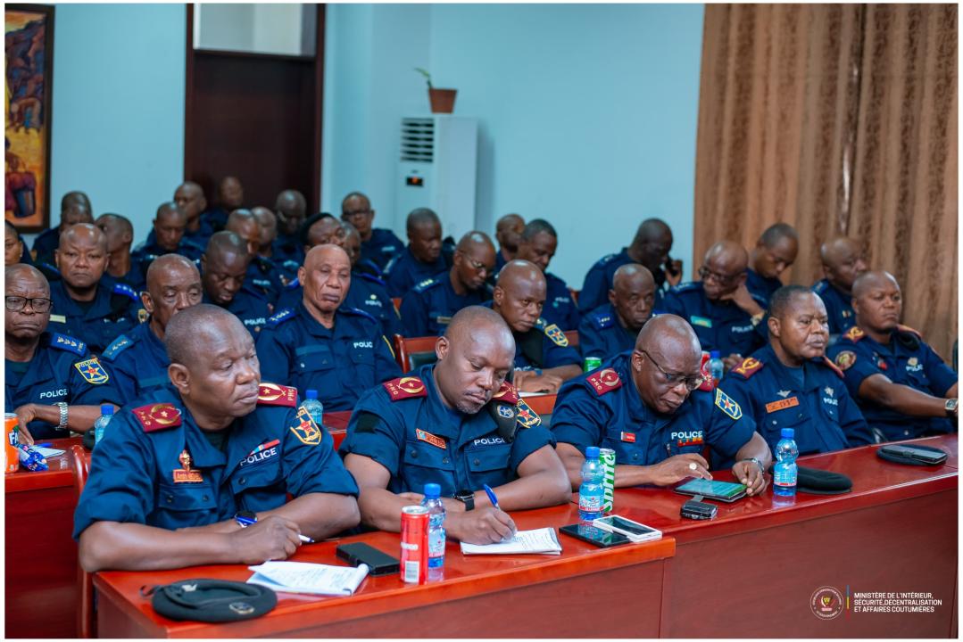 Des officiers de la Police nationale congolaise en réunion de prise de contact avec le VPM Jacquemain Shabani