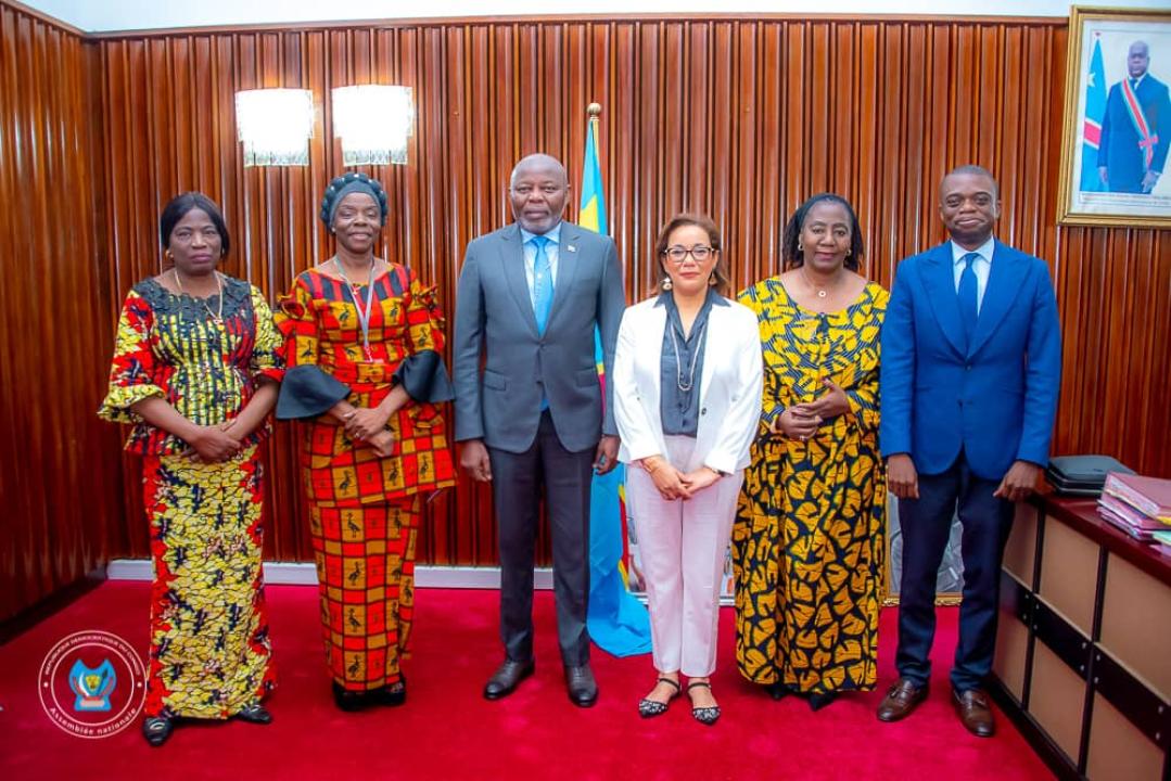 Le président de la chambre basse du parlement, Vital Kamerhe, et la délégation de l'ONU Femme, accompagnée par la rapporteur adjoint de l'AN