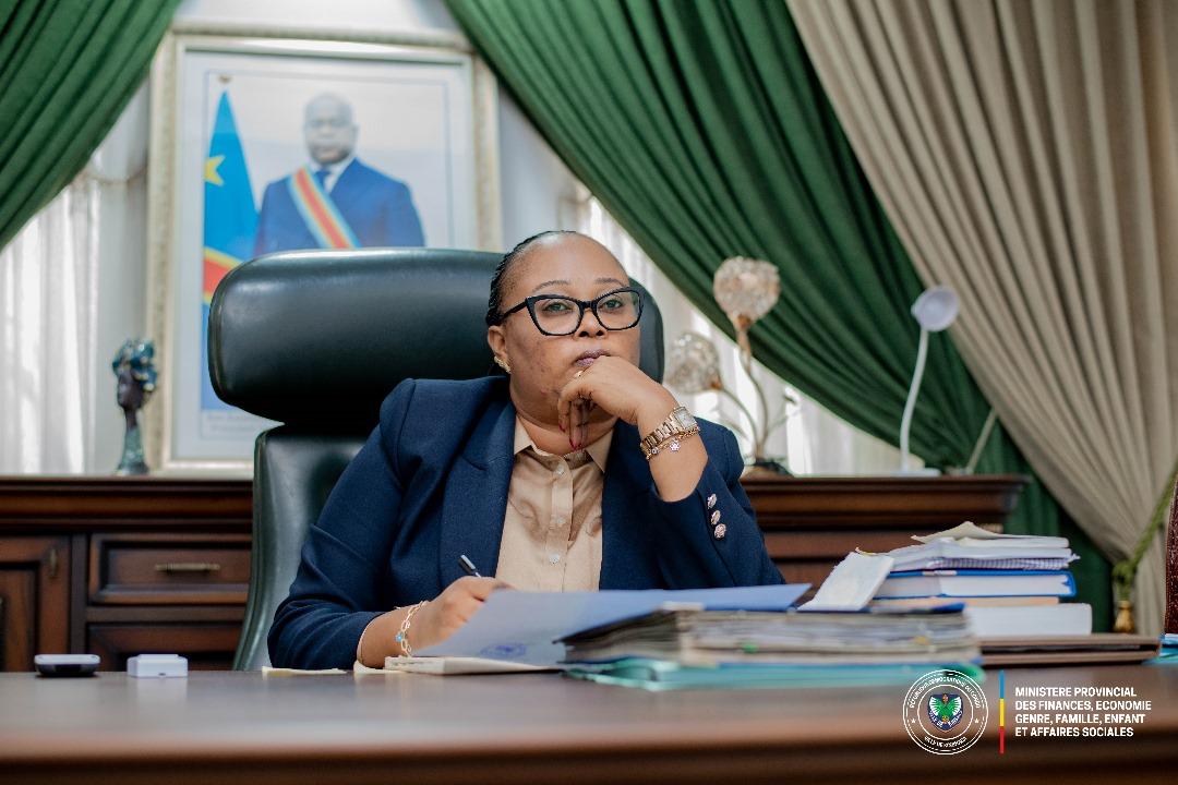 La ministre provinciale Yvette Tembo Kulemfuka en pleine réunion avec les partenaires impliqués dans la campagne de la vignette automobile