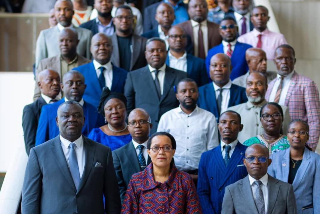 La ministre Raïssa Malu accompagnée de ses collègues Augustin Kibasa, Jean-Pierre Kezamudru et d’autres acteurs clés lors du lancement de l’atelier sur l’élaboration de la politique et stratégie nationales en matière d’intégration des TIC dans l’éducation en RDC