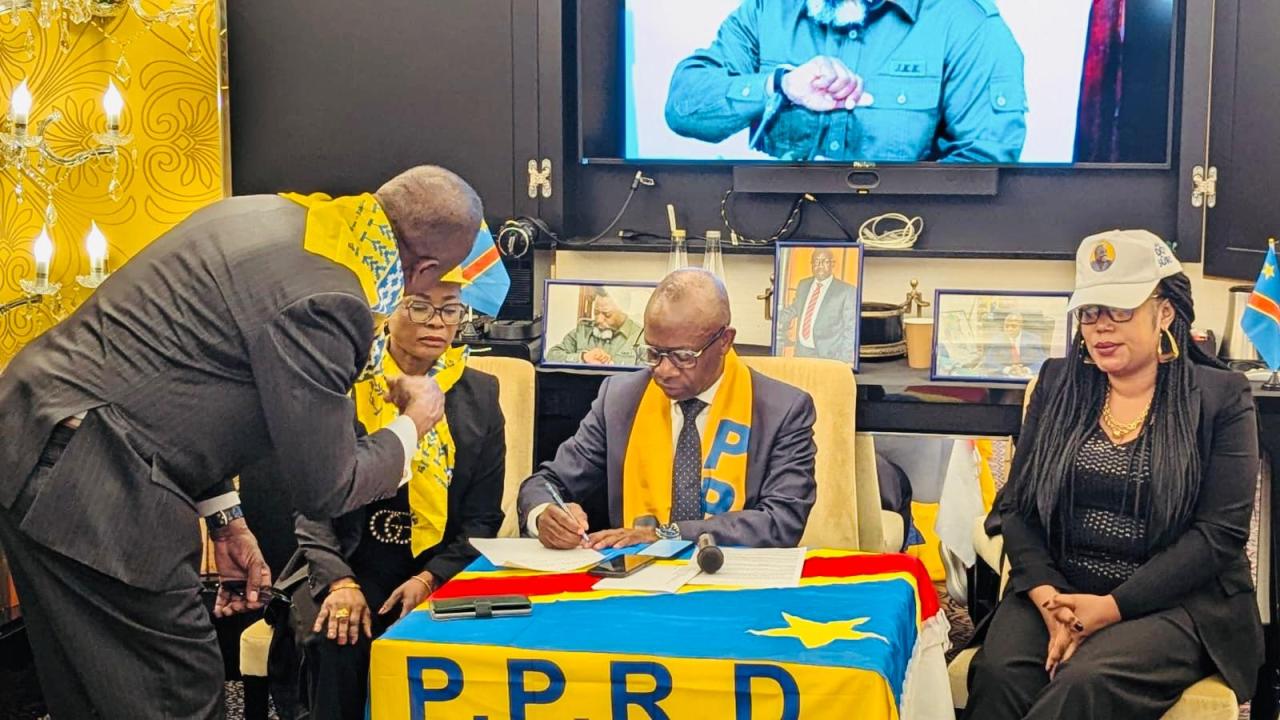 Le coordonnateur du PPRD Schengen, Nharly Amisi (assis au milieu) entouré de quelques cadres