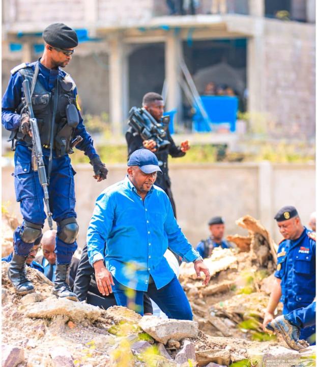 Le VPM Shabani lors d'une visite d'inspection à la baie de Ngaliema à Kinshasa
