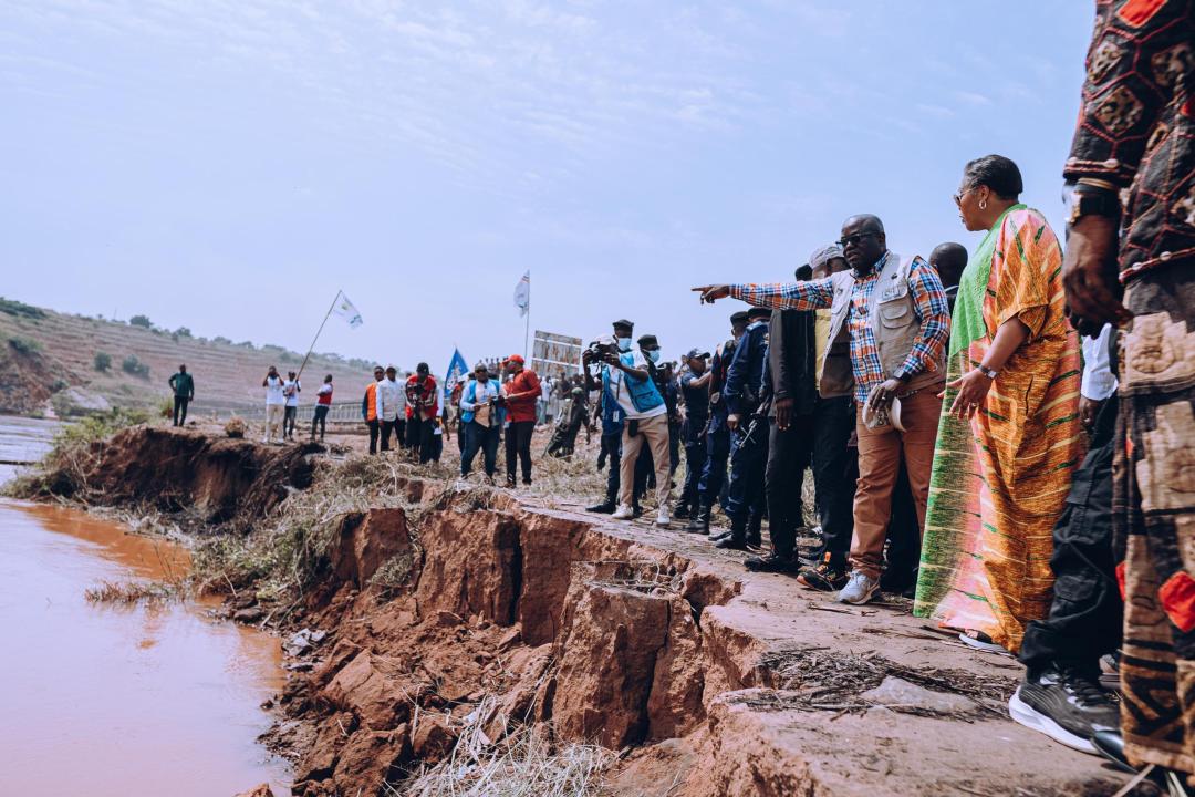 En visite à Tshikapa, la Première Ministre Judith Suminwa promet qye l’État va faire face aux défis d’érosion, santé et infrastructures dans la province du Kasaï