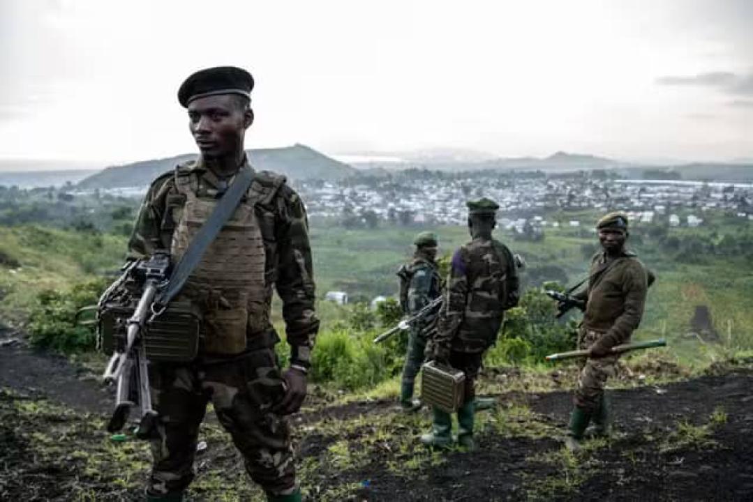 Des hommes armés en patrouille dans les collines de la province du Nord-Kivu [photo d’illustration]