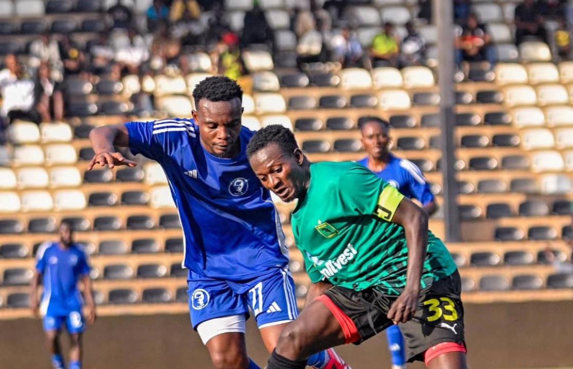 Le milieu du terrain et capitaine de VClub, Merveil Kikasa en duel avec un joueur du CS Don Bosco, au Stade TP Mazembe.