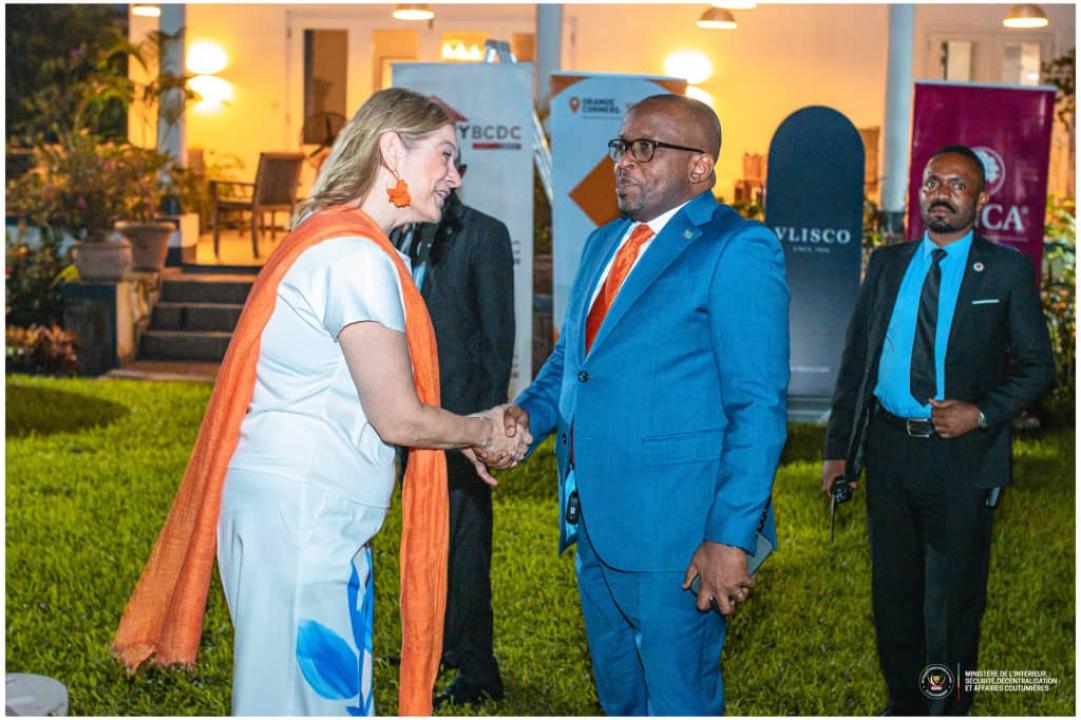 Le VPM de l'Interieur Jacquemain Shabani serrant la main de l'ambassadrice du Royaume des Pays-Bas