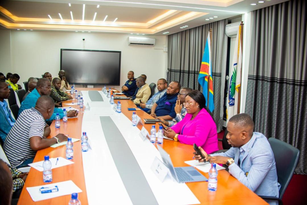 Le Gouverneur de Kinshasa Daniel Bumba lors des échanges avec les associations de conducteurs de véhicules poids lourds