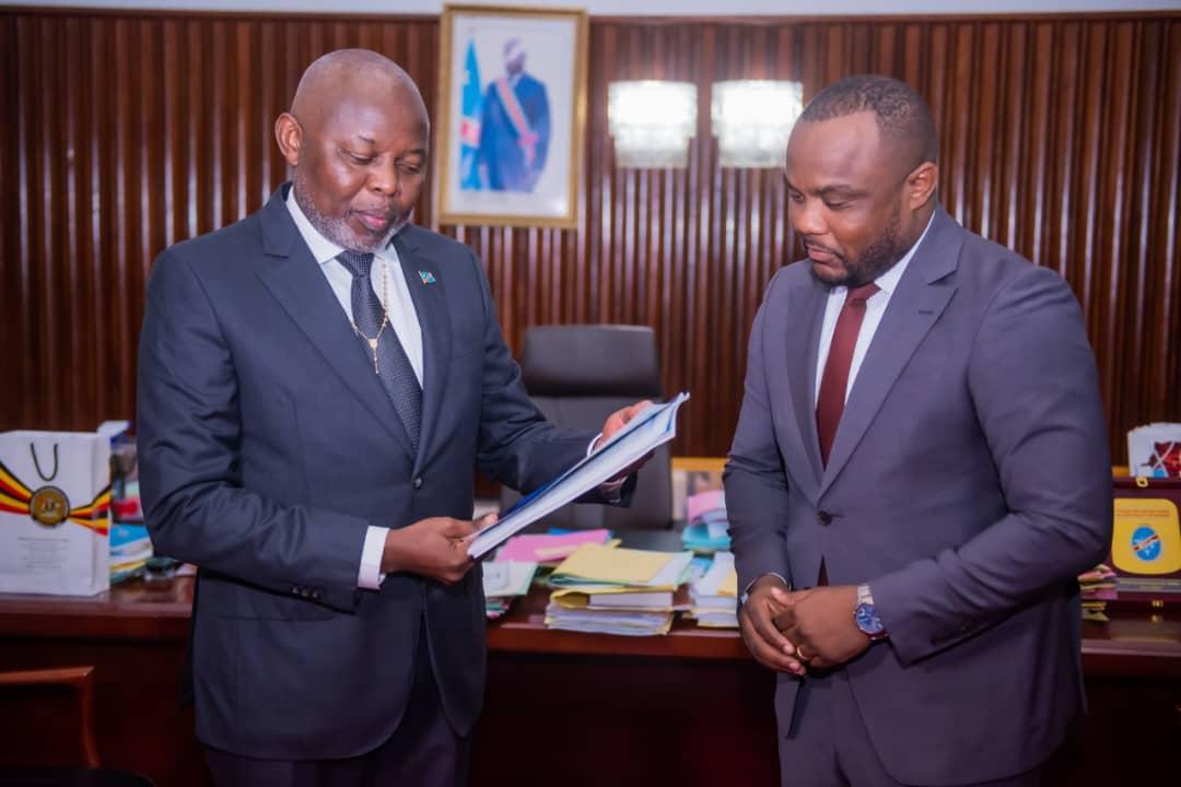 Le speaker de la chambre basse du parlement Vital Kamerhe reçoit le rapport annuel du CSAC auprès de son président Christian Bosembe, mercredi 28 mai 2025