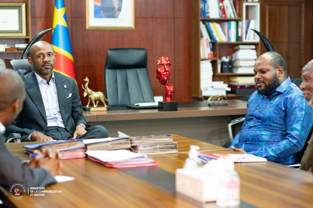 Le ministre de la communication et médias, Patrick Muyaya Katembwe, pose avec Merlin Kamalandua Meyi, Président de l'Union des caméraman du Congo