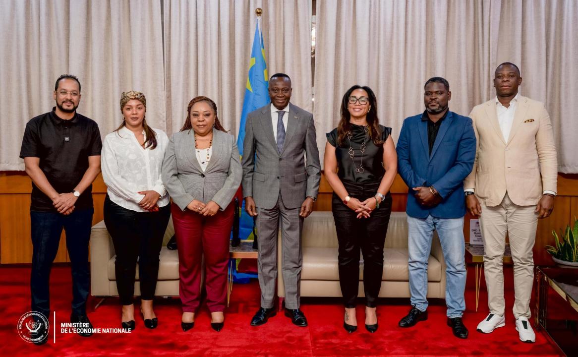 Le VPM Daniel Mukoko Samba entouré des représentants des entreprises angolaises CRIMERA LOGISTICS et CRESCENS TRI.
