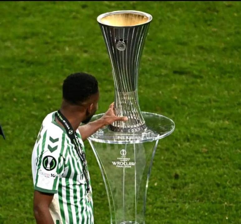 Cédric Bakambu touche le trophée de Ligue Conférence après la finale perdue face à Chelsea.