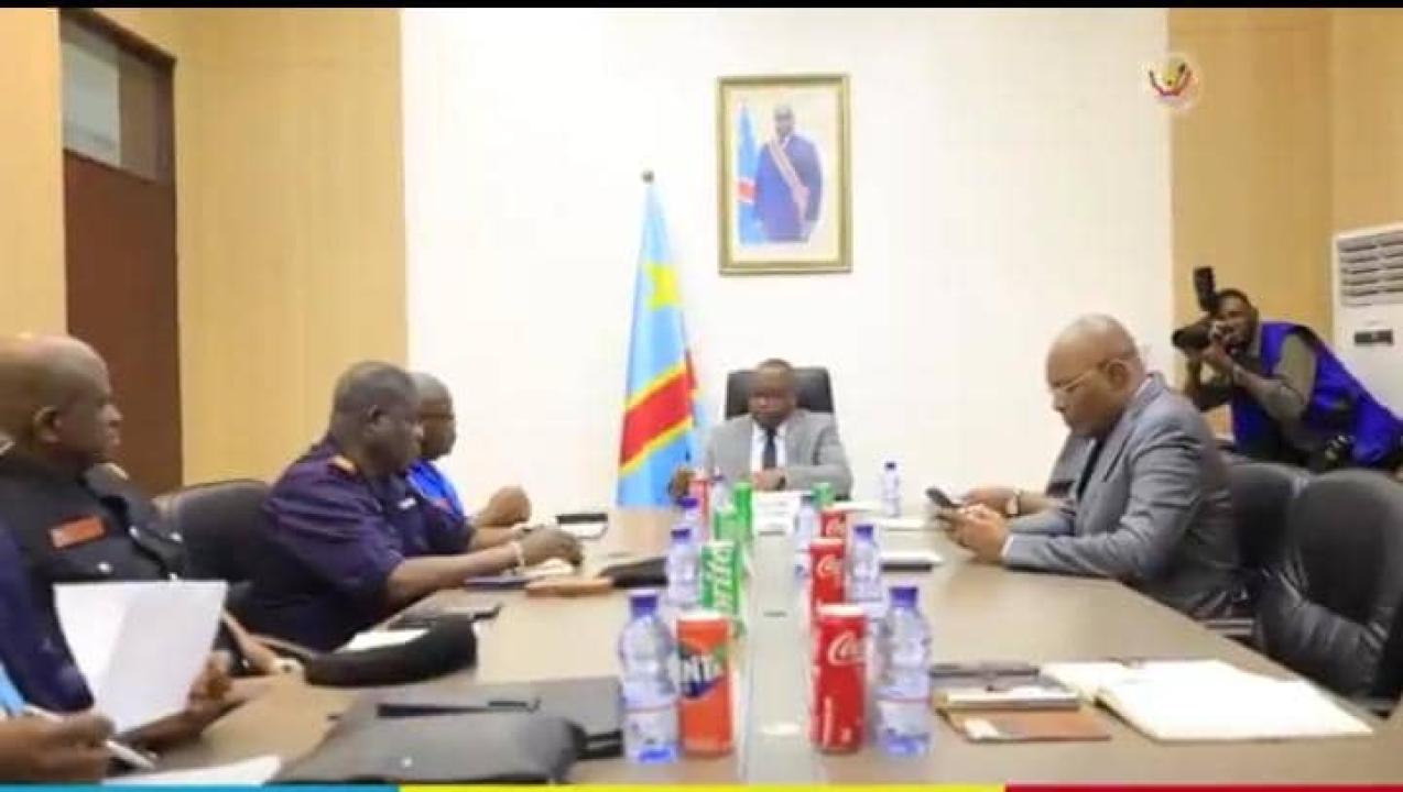 Le VPM Shabani lors d'une réunion avec les responsables de la PNC, des FARDC ainsi que les autorités de la province de Kinshasa