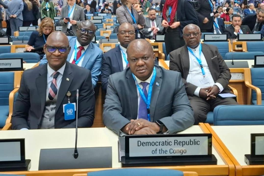 Devant le ministre de l'urbanisme et Habitat Crispin Mbadu [photo d'illustration]