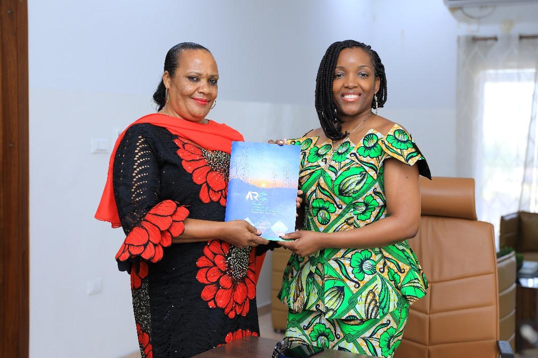 Sandrine Ngalu Mubenga Mubenga, DG de l'Autorité de Régulation du secteur de l'Électricité pose avec Anna Urochi, Représentante de la société Ituri Energy