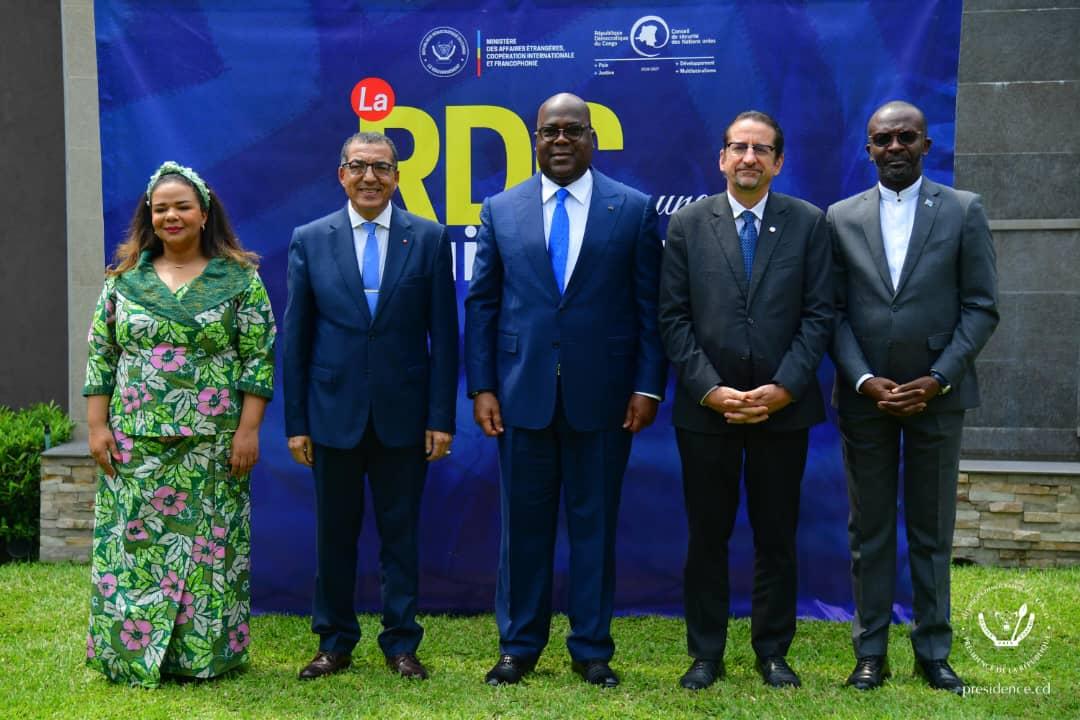 Le chef de l'État Félix Tshisekedi pose aux côtés des deux diplomates accrédités en RDC, de la ministre des affaires étrangères et de son directeur de cabinet, samedi 31 mai 2025