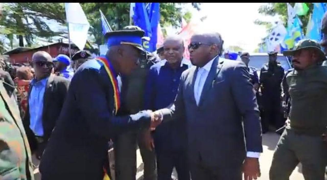 Le VPM de l'Interieur Jacquemain Shabani serrant la main du gouverneur de Kwango lors de son arrivée à Kenge