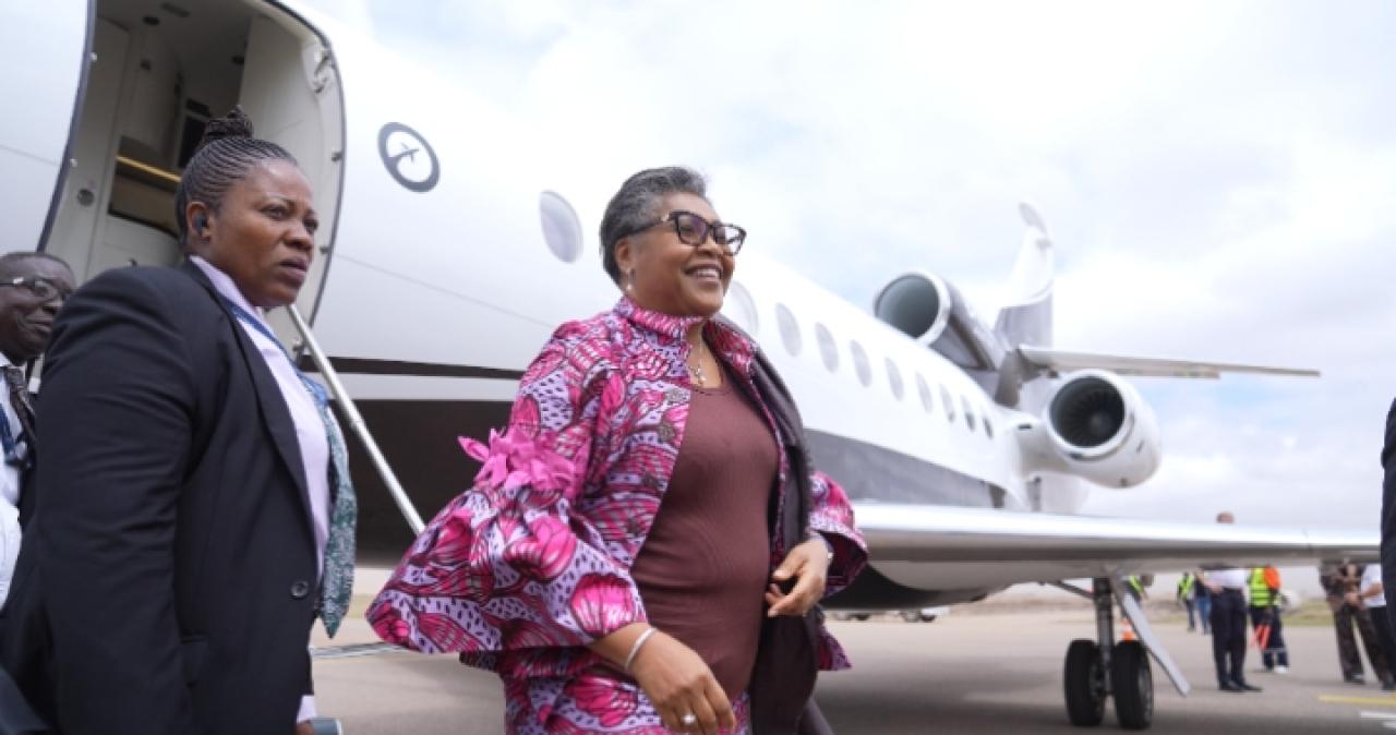 Arrivée de la Première Ministre, Judith Suminwa Tuluka à l'aéroport national de Kolwezi