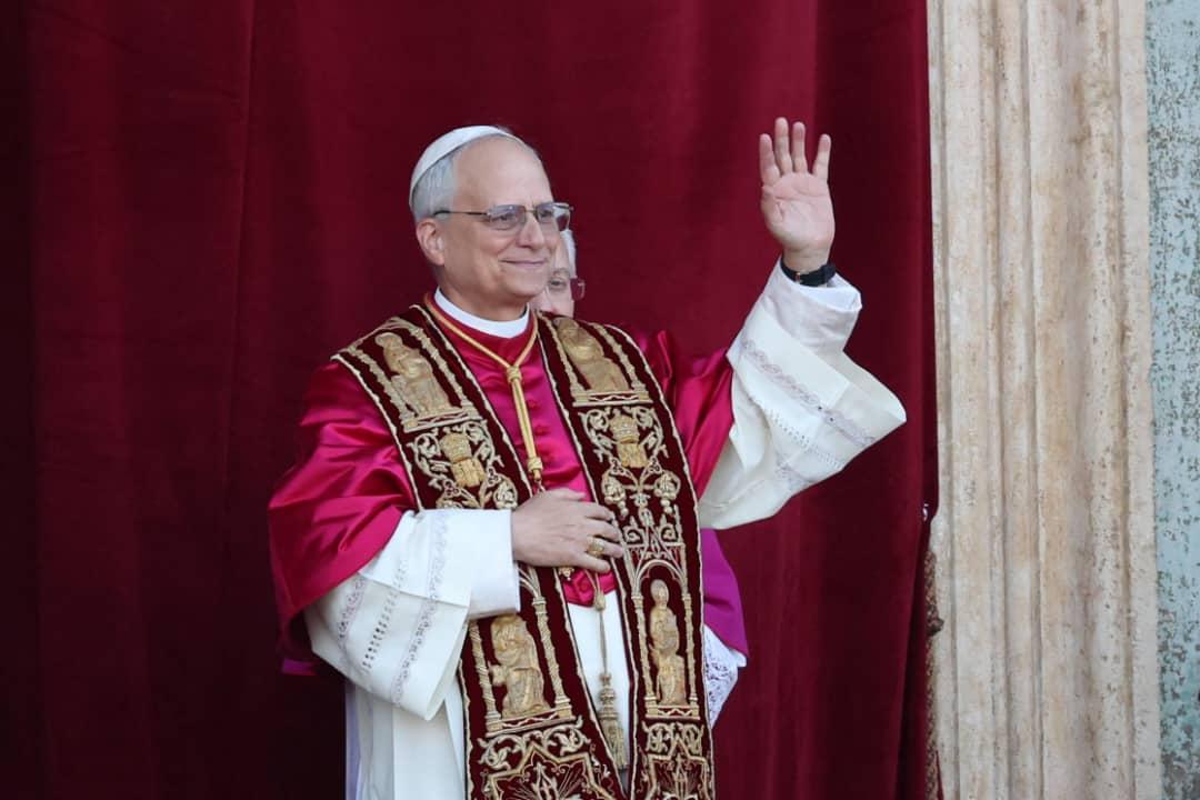 Le nouveau pape de l’Eglise Catholique, Léon XIV apparu à la Loggia Saint Pierre après son élection
