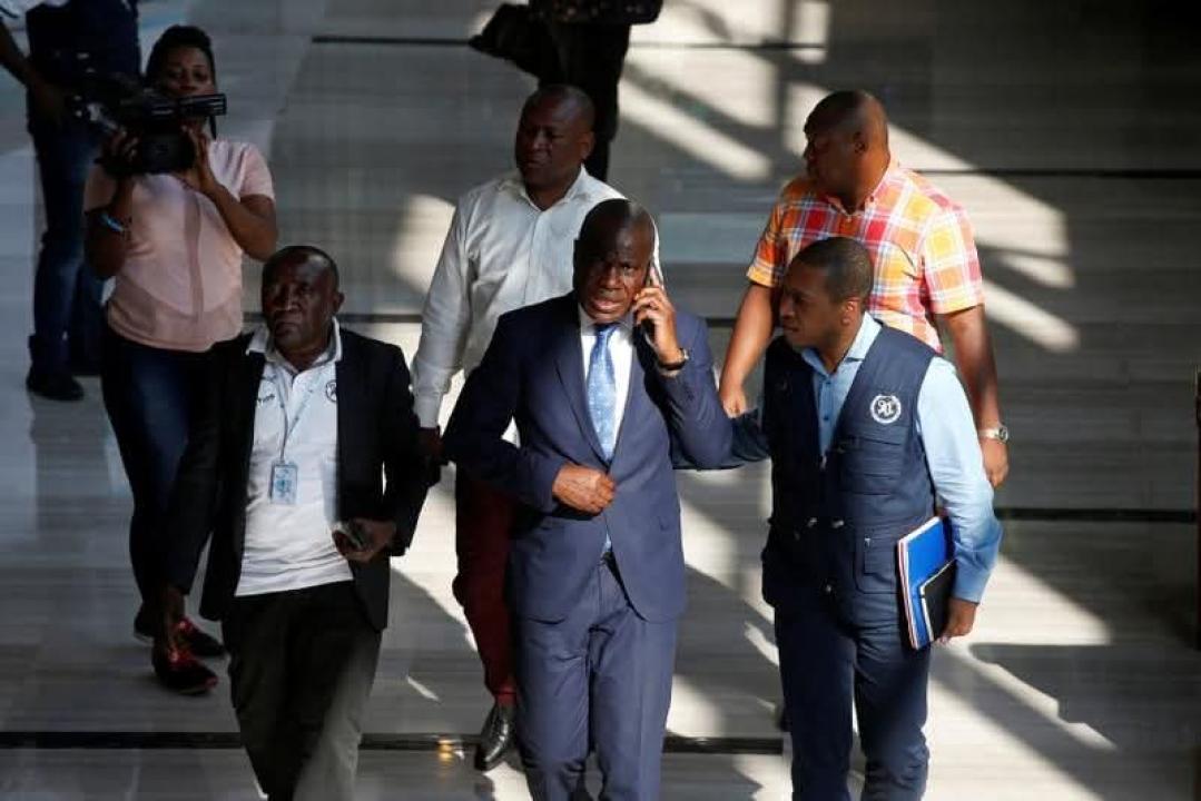 L'opposant congolais entouré de quelques membres de son parti politique