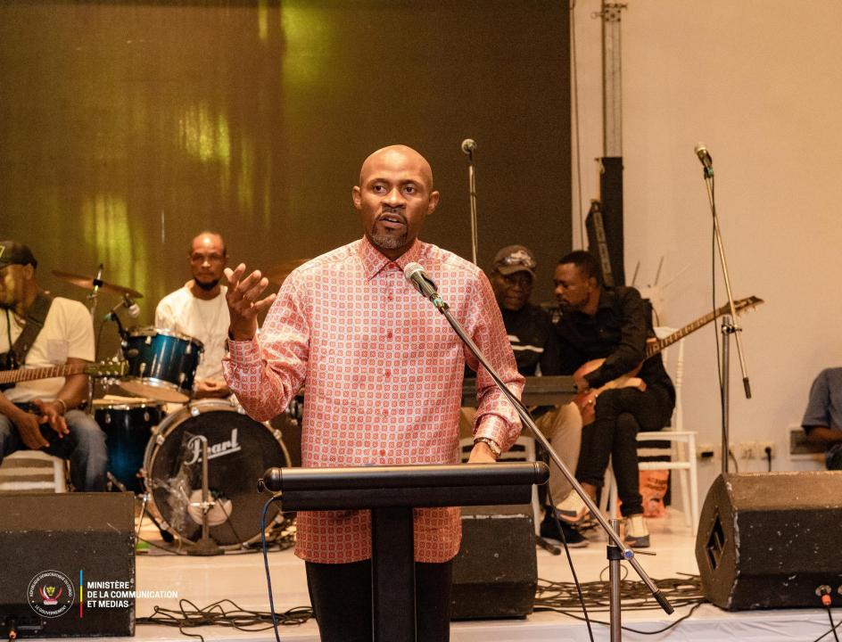 Crise en RDC : le ministre Patrick Muyaya dénonce la guerre informationnelle et plaide pour la fraternité entre peuples  Par Serge Mavungu   Le ministre de la Communication et Médias, Patrick Muyaya, a clôturé samedi 31 mai 2025, à Kinshasa, l’événement "Rencontres - Culture - Mémoire - Fraternité", organisé par l’association Amour et Solidarité de Paris, sous le haut patronage du président de la République.  Tenue durant quatre jours à Sultani River, cette rencontre visait à promouvoir une image positive e