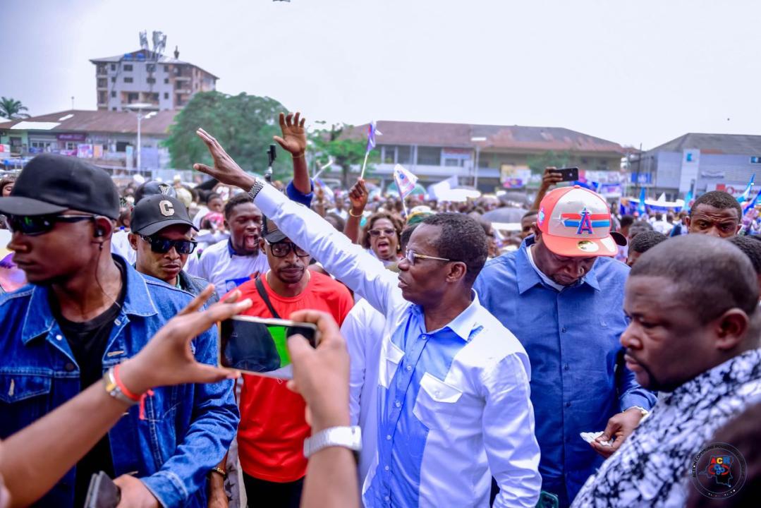 Le député Eliezer Ntambwe lors du meeting organisé à Kinshasa, samedi 31 mai