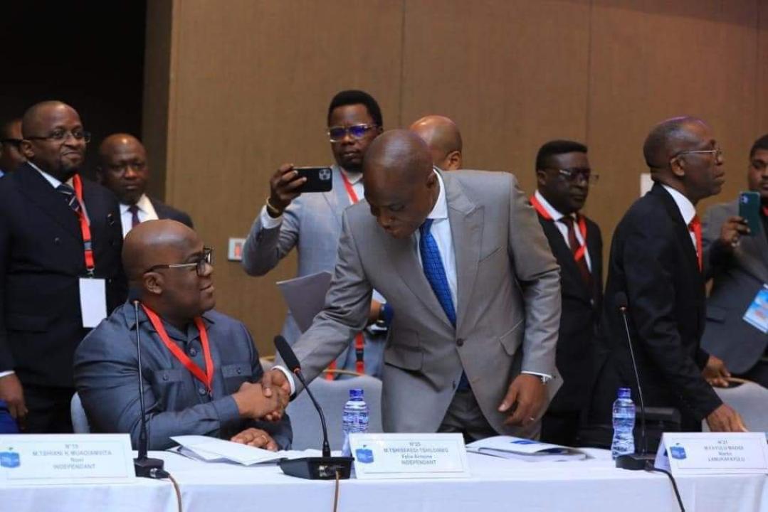 Le chef de l'État Félix Tshisekedi et l'opposant congolais Martin Fayulu lors d'une rencontre initiée par la CENI à la veille des élections du 23 décembre 2023 [ Photo d'illustration]