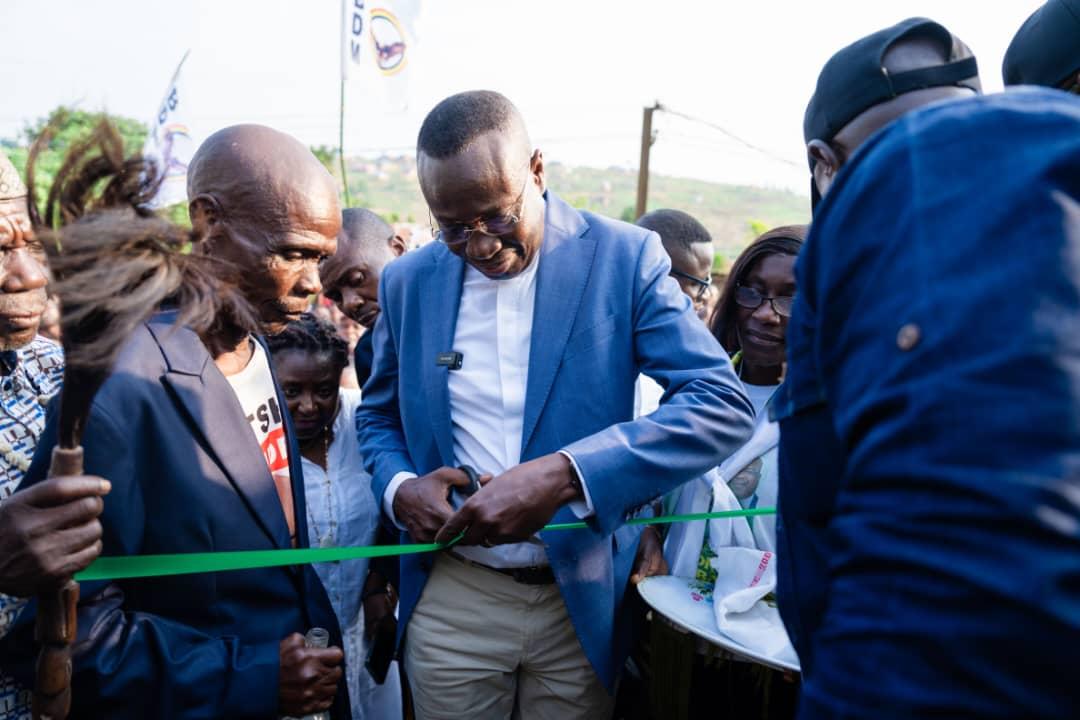 Coupure du ruban symbolique par le Vice-premier ministre, ministre de l'Économie nationale lors de la remise d'une cabine neuve de 630 KVA aux habitants du quartier Kumbi Mbengo dans la ville de Mbanza-Ngungu