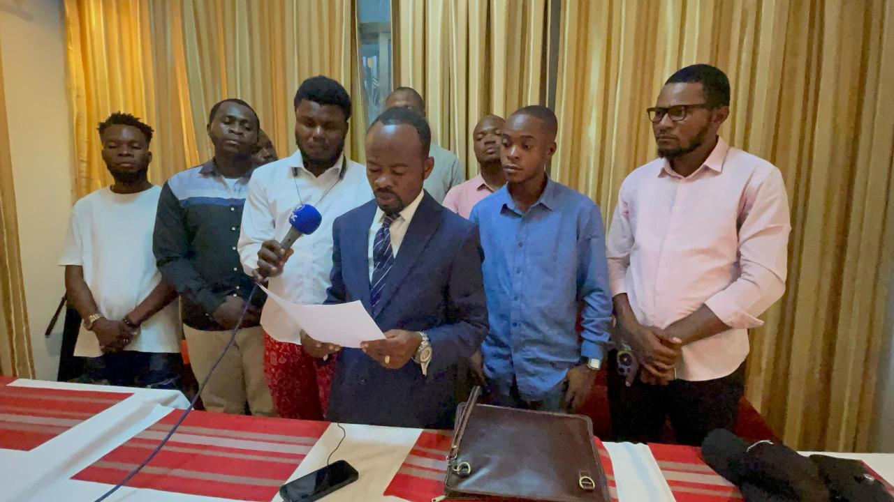 Simon Mukenge Cicéron, coordonnateur national de la  Fédération des Forces Vives de  la Nation, lors d'un point de presse à Kinshasa