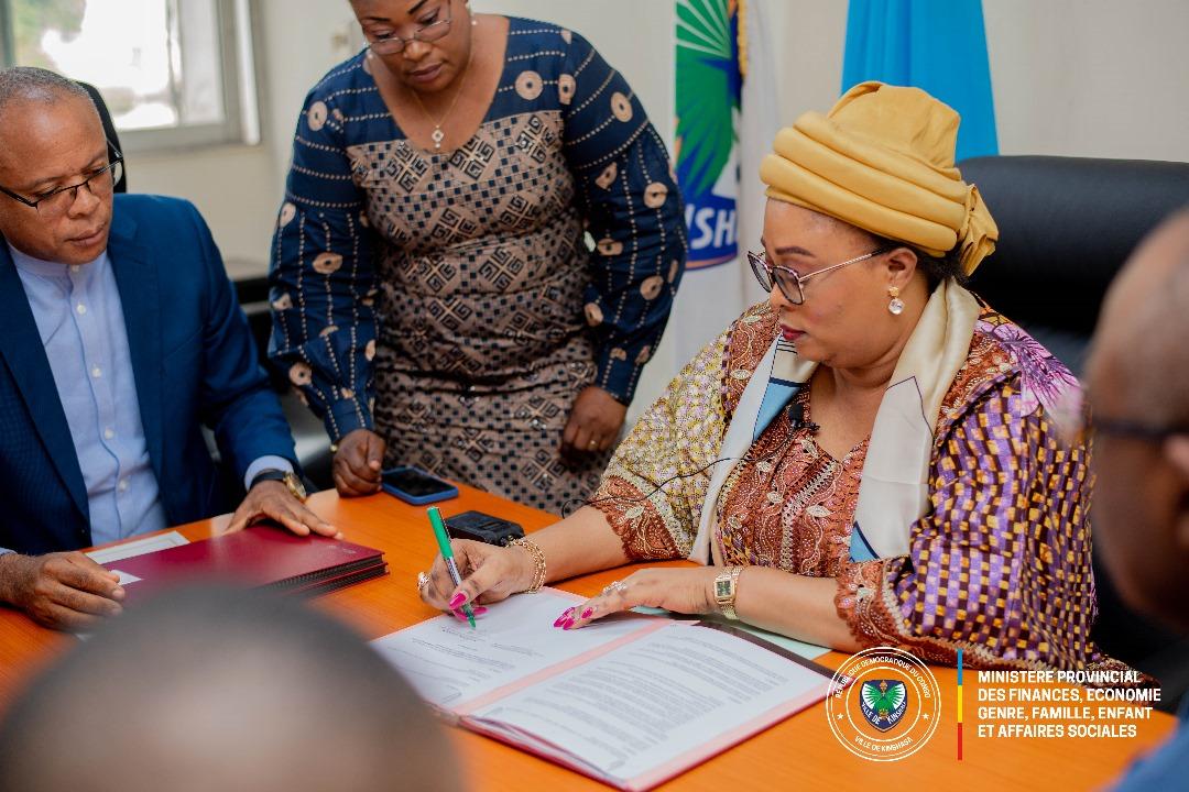 La ministre provinciale des Finances Yvette Tembo Kulemfuka en train de signer le contrat de performance