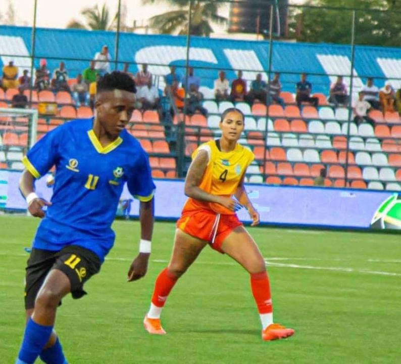 Une Tanzanienne et une Congolaise, lors du match amical.