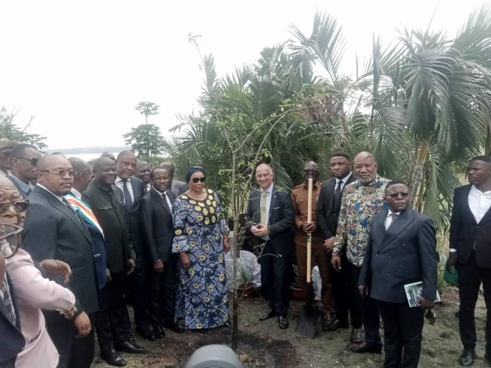 Au milieu d'autres personnalités du gouvernement, la ministre de l’Environnement et Développement durable Eve Bazaiba après cette activité [photo d'illustration]