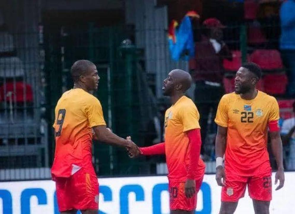 Samuel Essende entrain de serrer la main à Yoane Wissa, aux côtés de Chancel Mbemba.