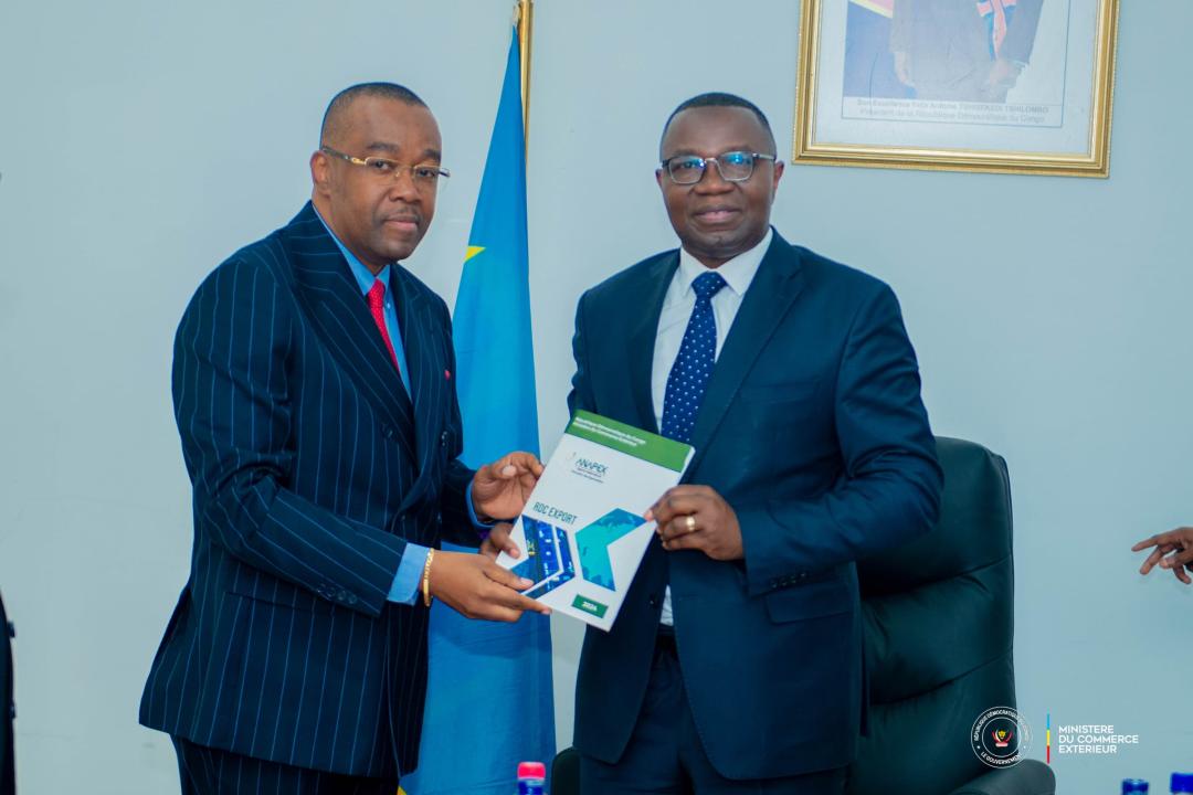 Le ministre Julien Paluku Kahongya reçoit des mains du DG de l’ANAPEX, le document RDC-Export, pour la promotion des exportations