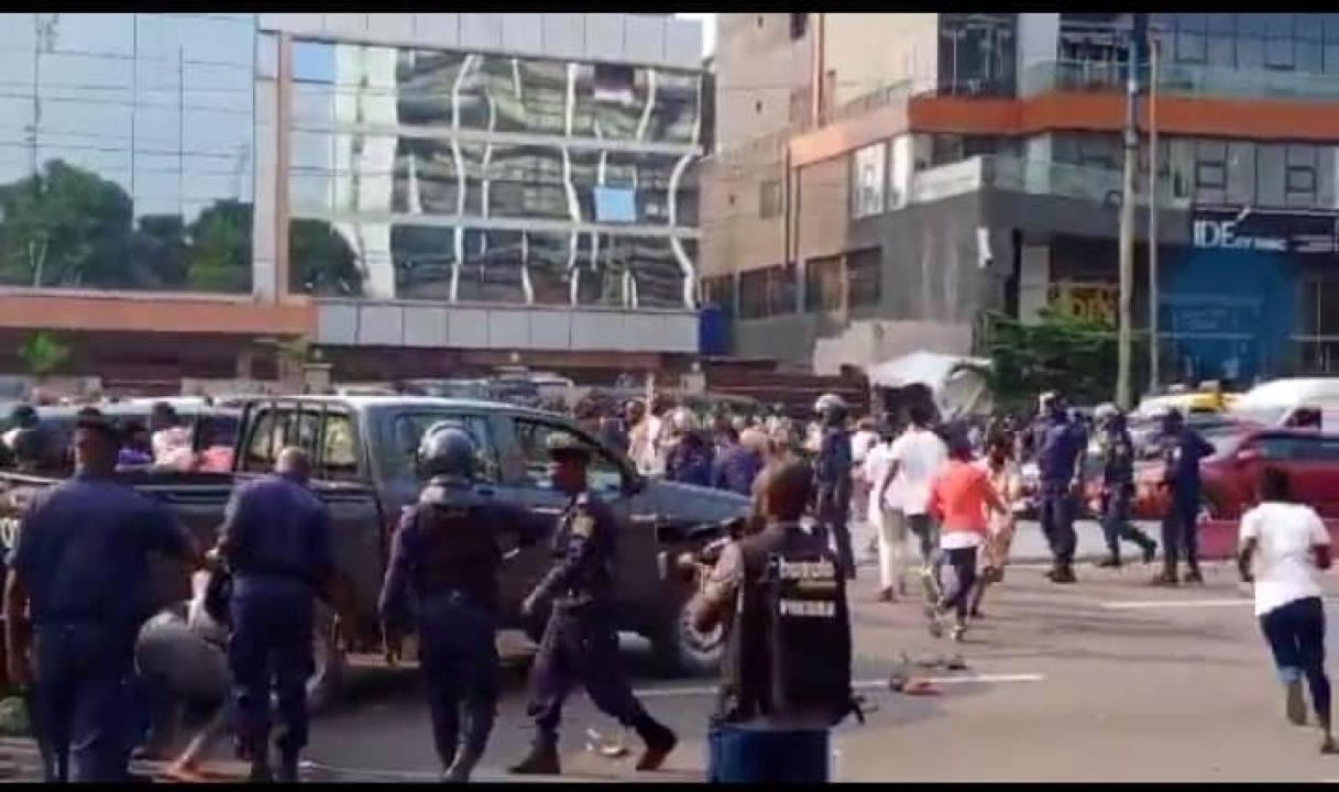 Manifestation des partisans du Min'Etat Constant Mutamba sur le boulevard du 30 juin