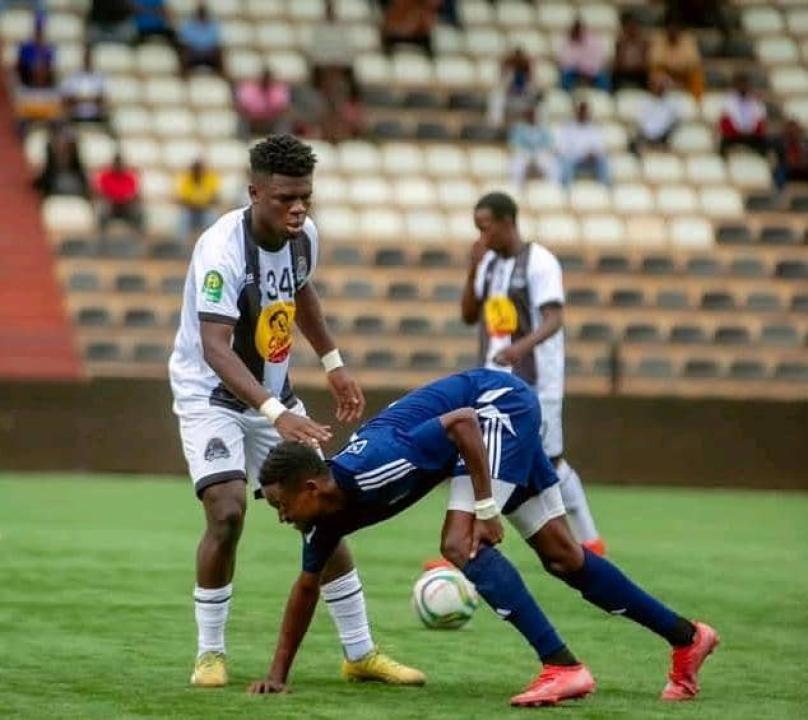 Un joueur de Mazembe en duel avec celui de Don Bosco, à Kamalondo.