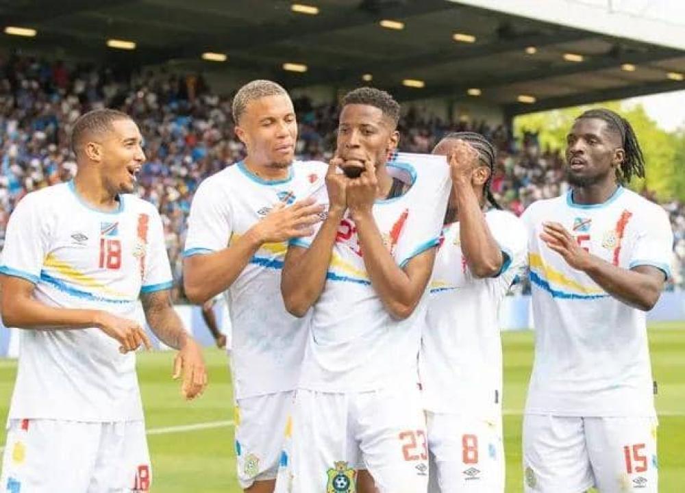Simon Banza en pleine célébration, au milieu de ses coéquipiers congolais.