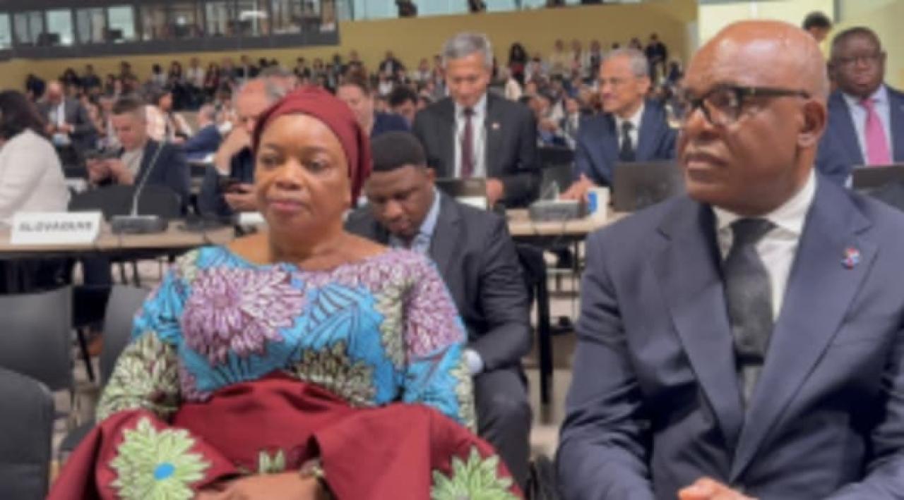 La ministre de l'environnement Eve Bazaiba au côté de l'ambassadeur de la RDC en France, Émile Ngoy Kasongo [photo d'illustration]