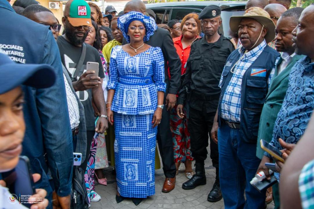 La ministre Nathalie Aziza Munana, après une réunion avec les agents au Secrétariat général du ministère des Affaires sociales, actions humanitaires et solidarité, à Kinshasa