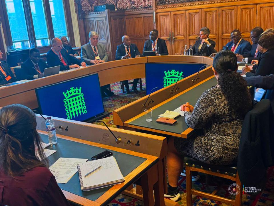 Le ministre Julien Paluku Kahongya expose les causes profondes du conflit dans l’Est de la RDC, lors d’une table ronde organisée, à Londres, à l’intention des parlementaires britanniques.