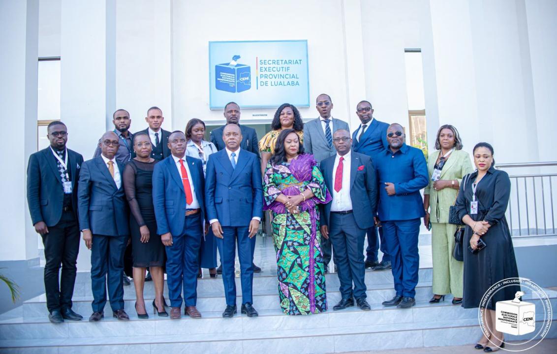 Le Président de la CENI Denis Kadima pose avec quelques responsables de la centrale électorale devant le nouveau bâtiment administratif de la CENI au Lualaba