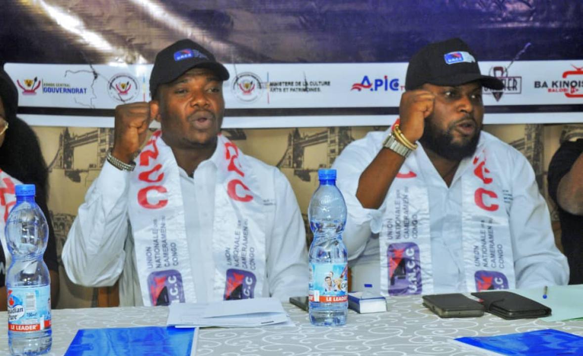 Merci Kamalandua, Président de l'Union Nationale des Cameramen du Congo, à droite de la photo