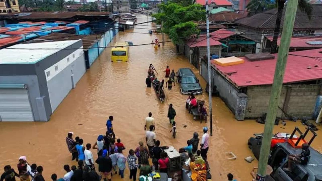 Une photo prise à Kinshasa montrant des maisons inondées sur les rives de la rivière Ndjili après des pluies torrentielles dans la capitale de la RDC